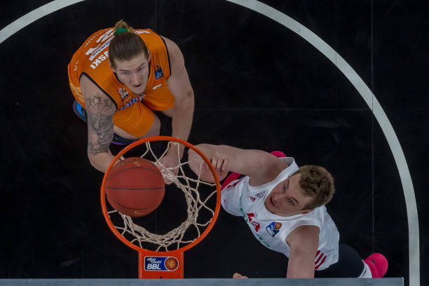 大胜山东赛后太温馨！张镇麟与全队致敬，杨鸣与两赛季新援打闹！.